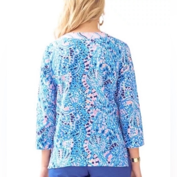 Lily Pulitzer Women’s Sz Medium Blue Mosaic V-Neck 3/4 Sleeve Lightweight Blouse - Picture 3 of 10